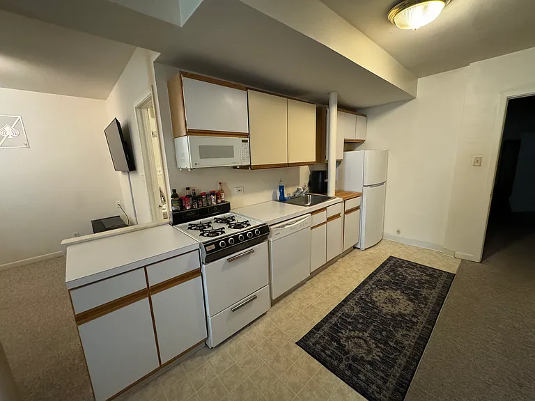 1208 W Roscoe St #G — Photo 5