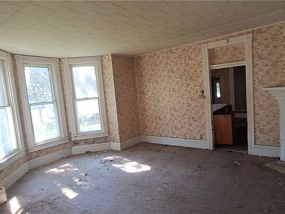 2nd image of 212 E Crawford St