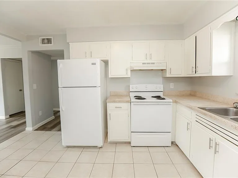 905 Little Bay Ave #B — Photo 4