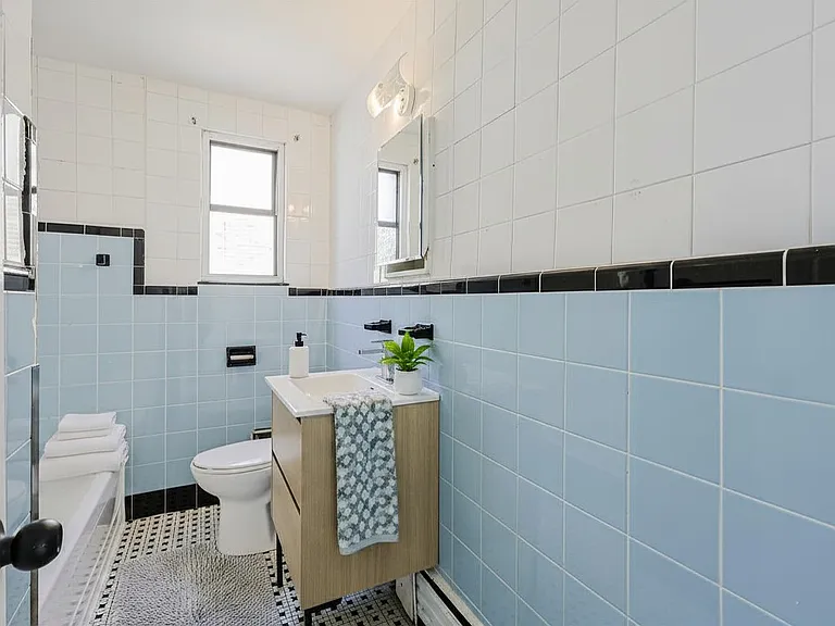 2204 Dufferin St — Photo 12