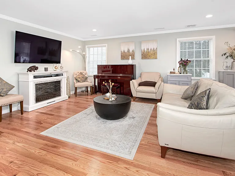 130 Wappanocca Ave — Photo 2