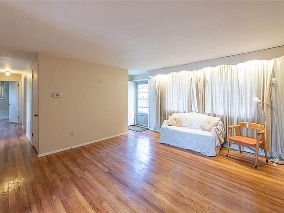 3rd image of 42 Charnwood Dr
