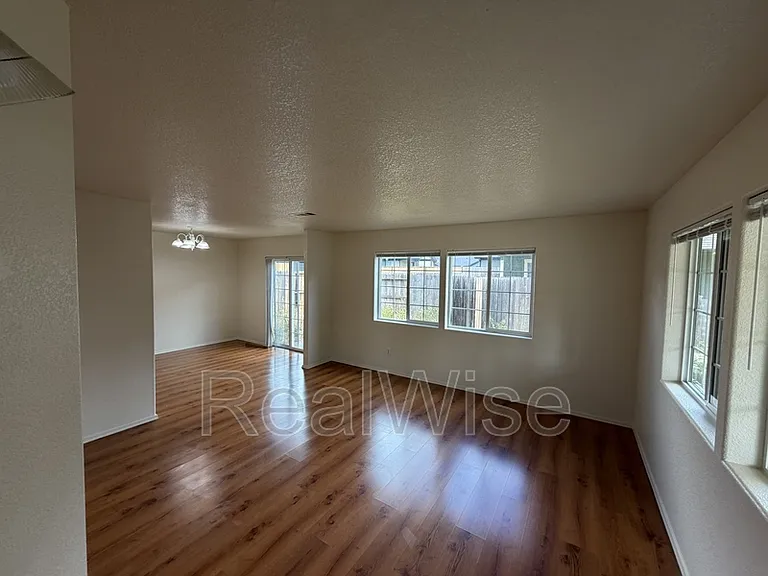 715 SW Laurel St — Photo 6