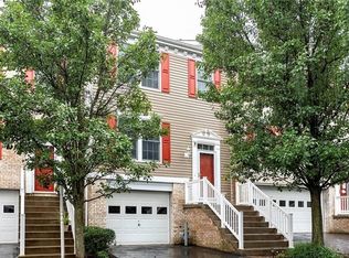 8 Castleview Dr, Mc Kees Rocks, PA 15136