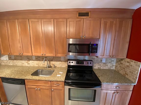 4th image of 1 Claridge Dr APT 313