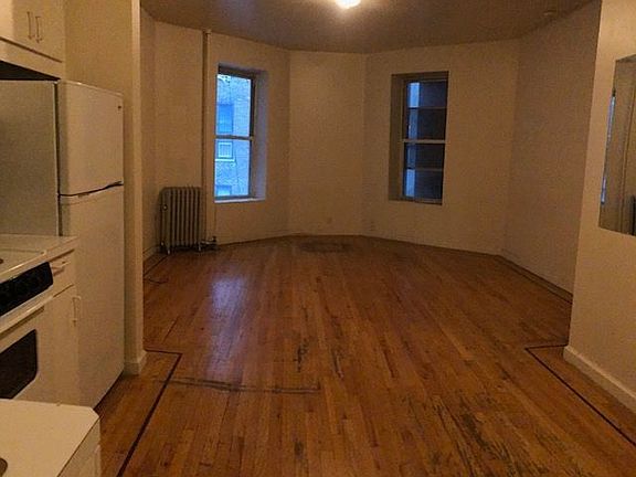 3rd image of 140 W 46th St APT 4