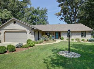 1802 Lake Shore Dr, Mahomet, IL