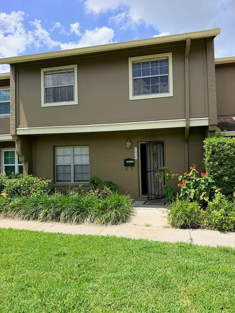 3 bed, 2.5 bath, 1472 sqft, $2,100 — Photo 2