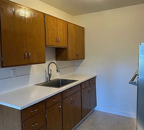 5th image of 320 9th St APT 1