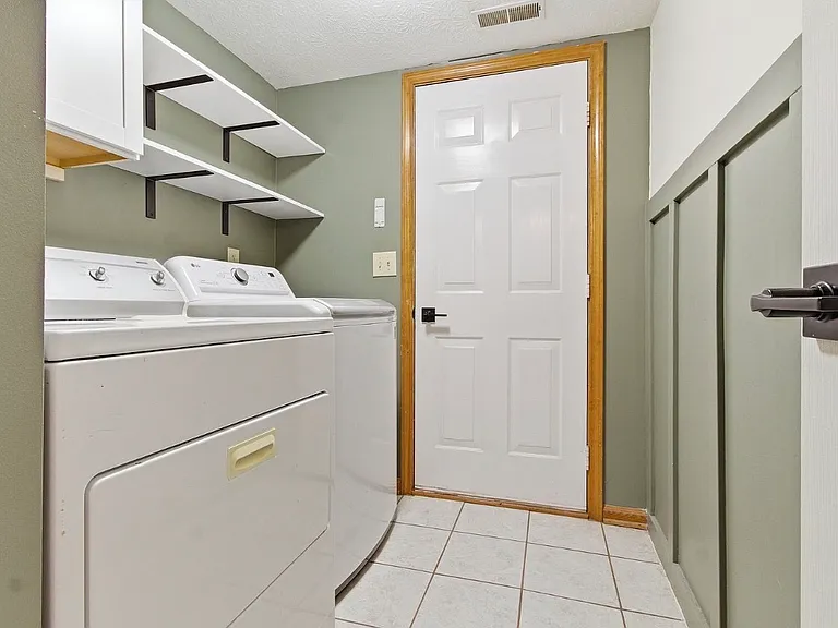10032 Ironway Dr — Photo 13