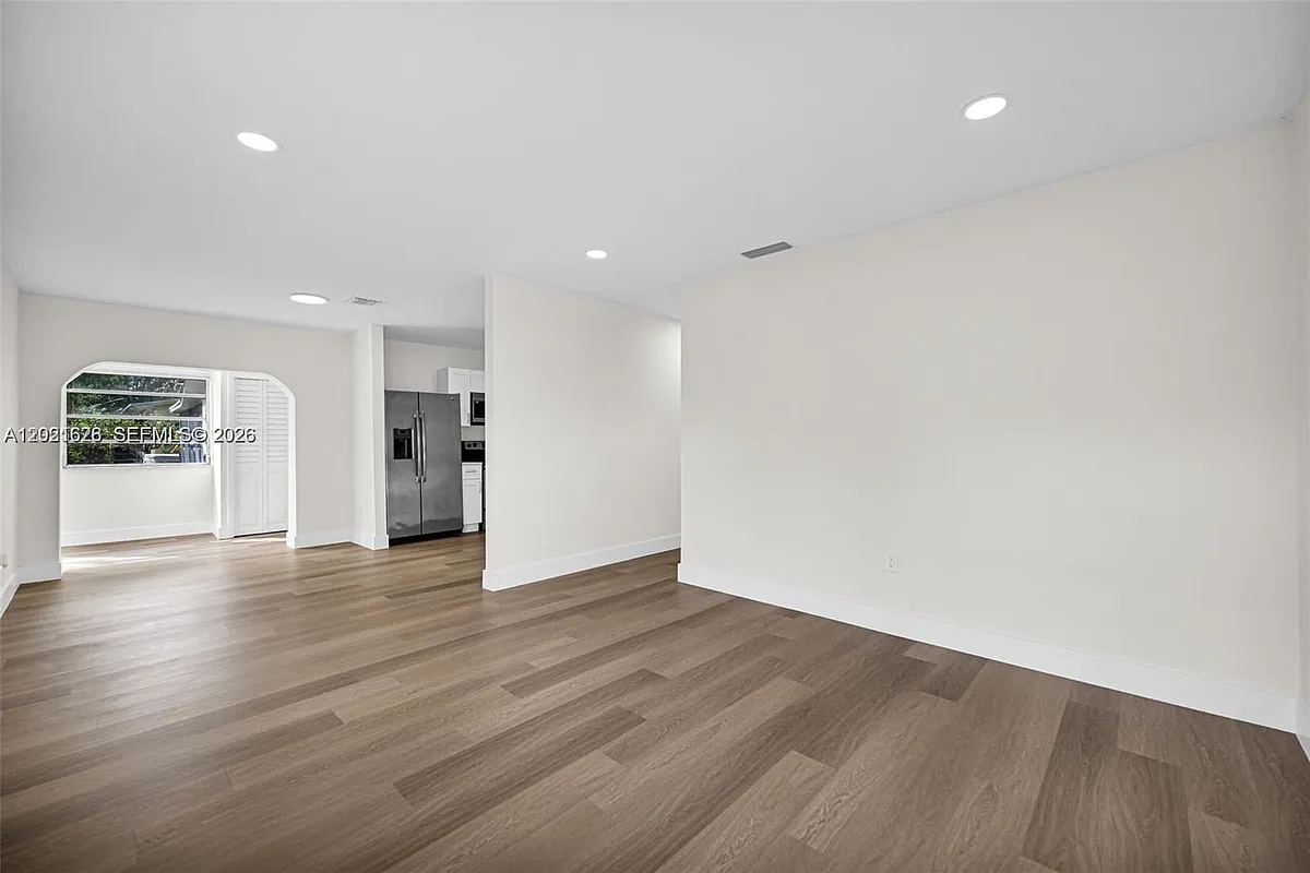 Building Photo - 11812 NE 14th Ave #11810