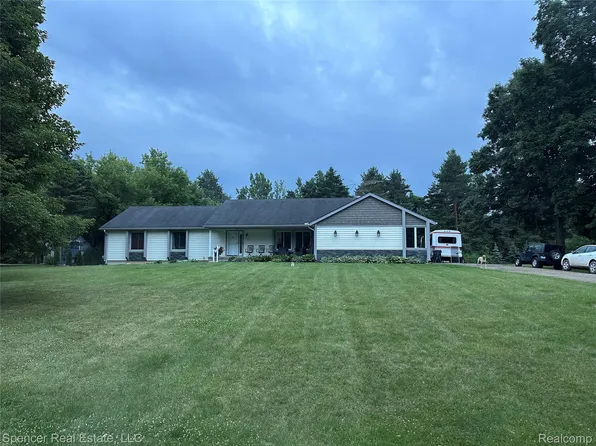 5049 Smokey Hollow Ln, Clarkston, MI 48348