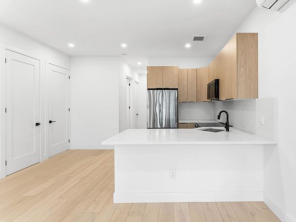 2nd image of 255 Weirfield St APT 3