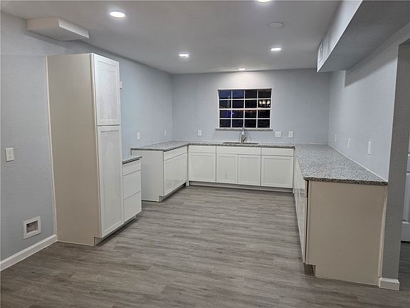 3rd image of 932 Waterview St