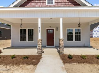 802 Holmes St, Clinton, NC 28328