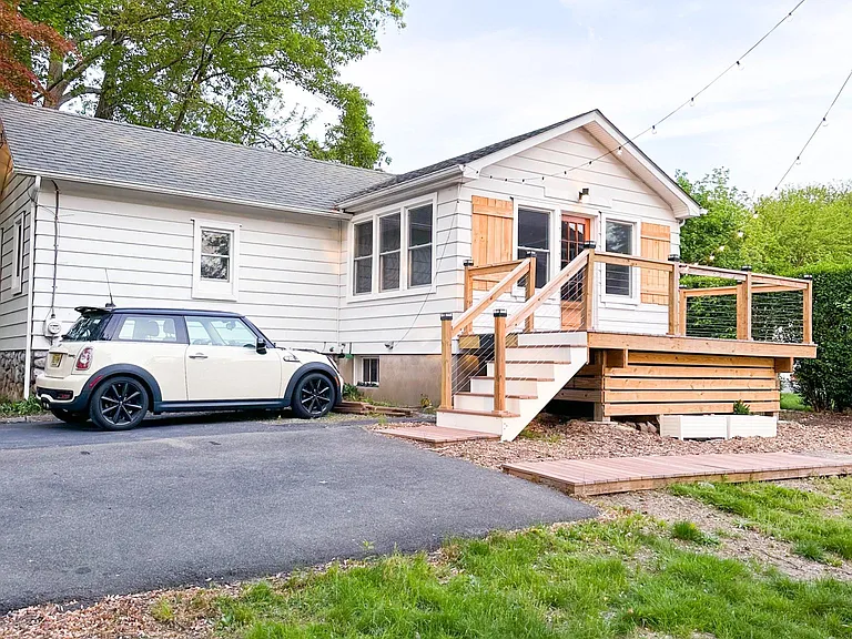 23 Hewson Ave — Photo 2