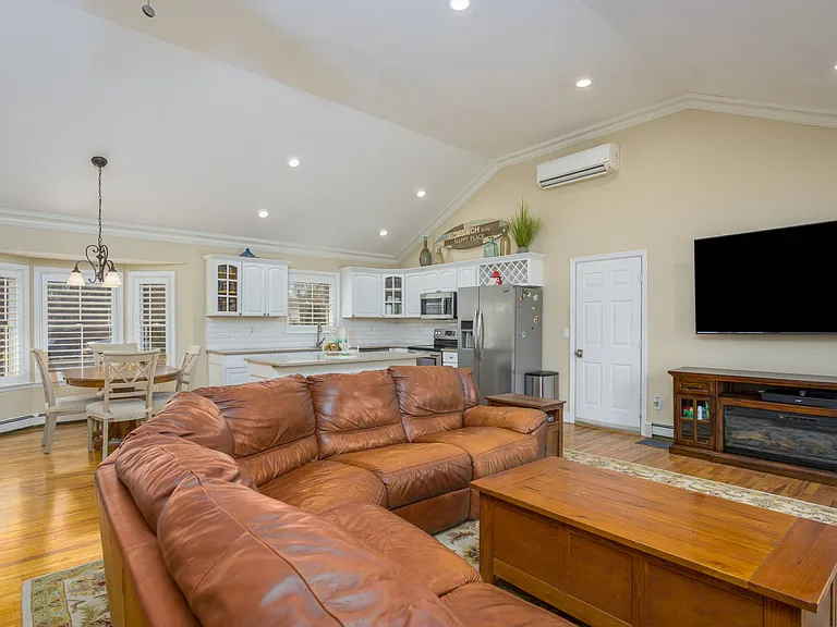 14 Sandalwood Ct — Photo 5