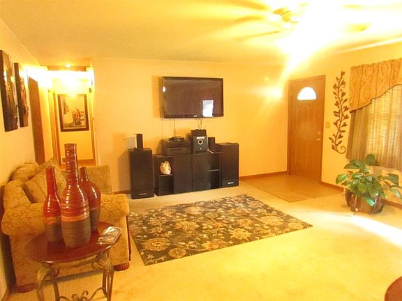 3rd image of 1507 Manor Dr