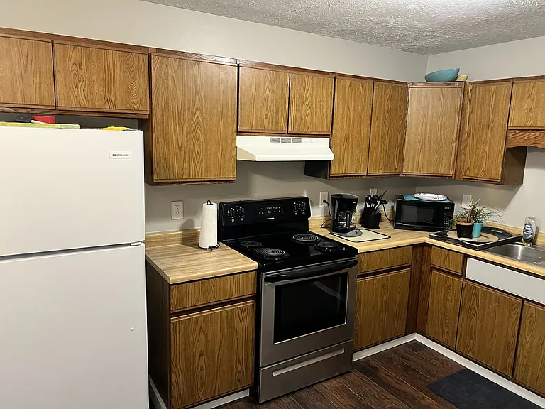 325 Cable St — Photo 3