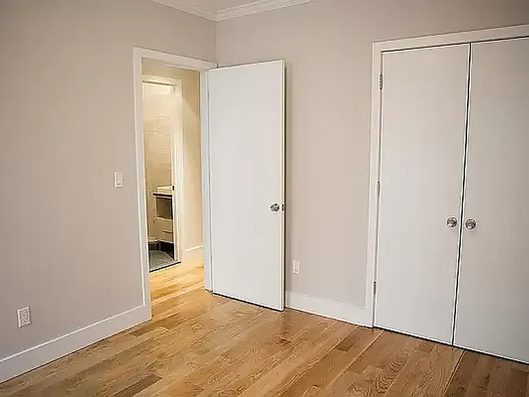 515 W 47th St #3B — Photo 6