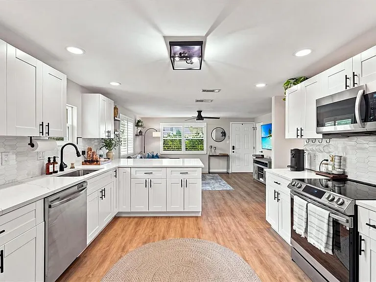 2449 Wood St — Photo 4
