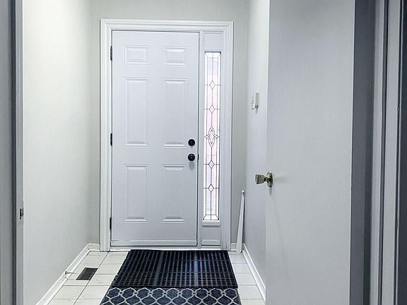 2nd image of 208 Roxanne Cres