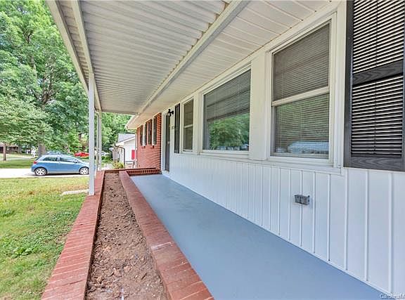 3rd image of 1301 Lynhurst Dr