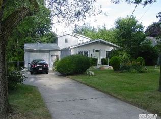 1068 Gridley St, Bay Shore, NY 11706