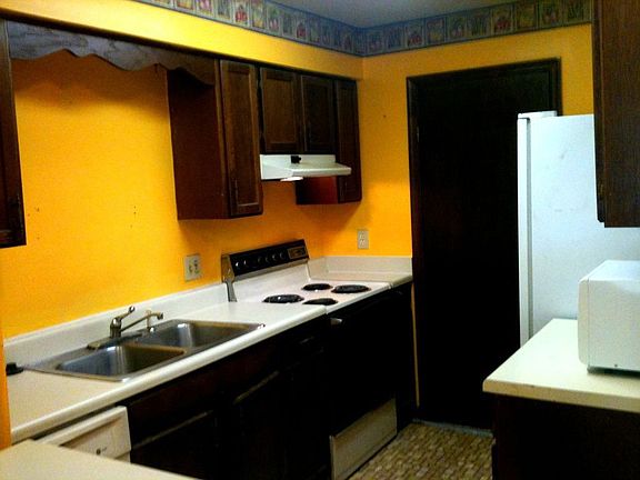 3rd image of 1321 Covington Ct