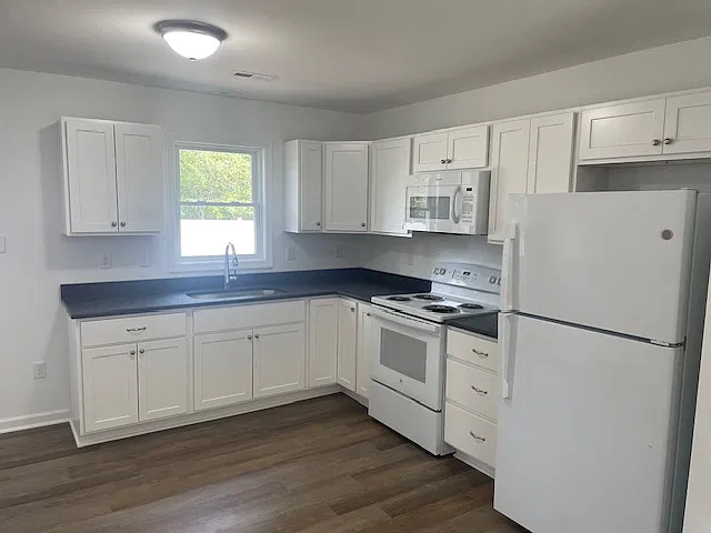 4 bed, 1056 sqft, $2,100 — Photo 4