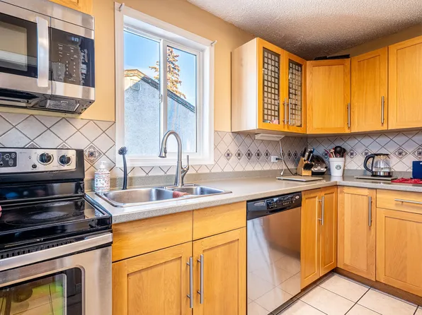 10532 157th St NW, Edmonton, AB T5P 2V8