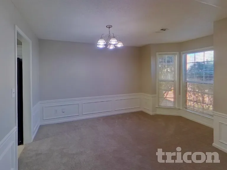 325 Cadeleigh Ct — Photo 5