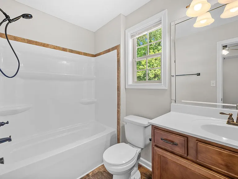 552 Falkland Cir — Photo 19
