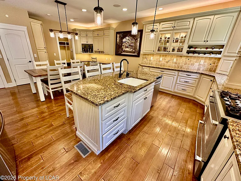 228 Windsor Way — Photo 4