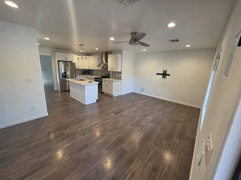 2238 E Mulberry Dr — Photo 2