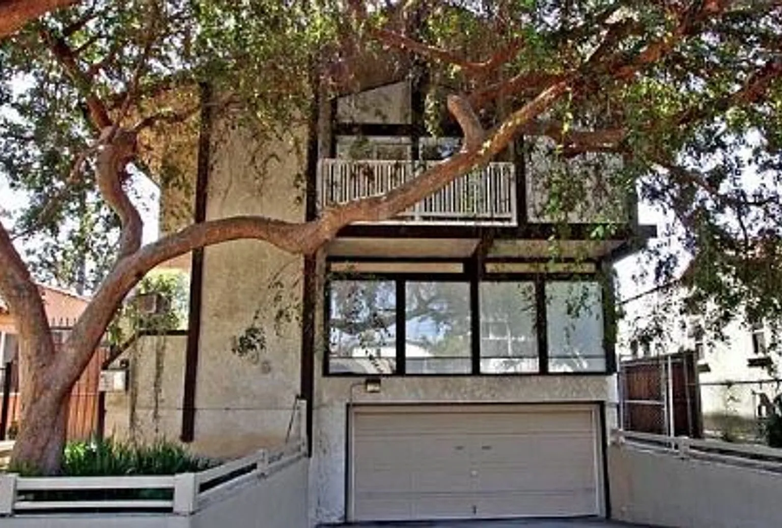 Beautiful 2bed + 2bath Condo located on a Mature Tree-lined Street in the Heart of Santa Monica. — Photo 1