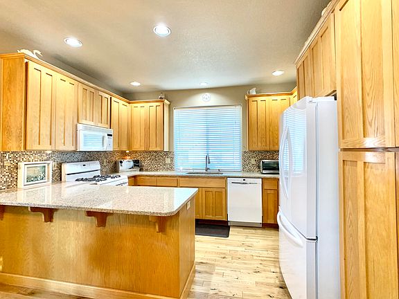 3rd image of 2822 NW Canyon Dr