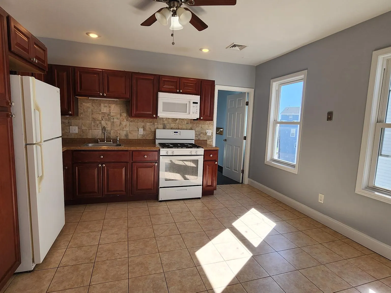 1209 S Main St — Photo 2