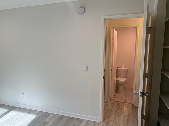 4th image of 2146 Valentine St #B