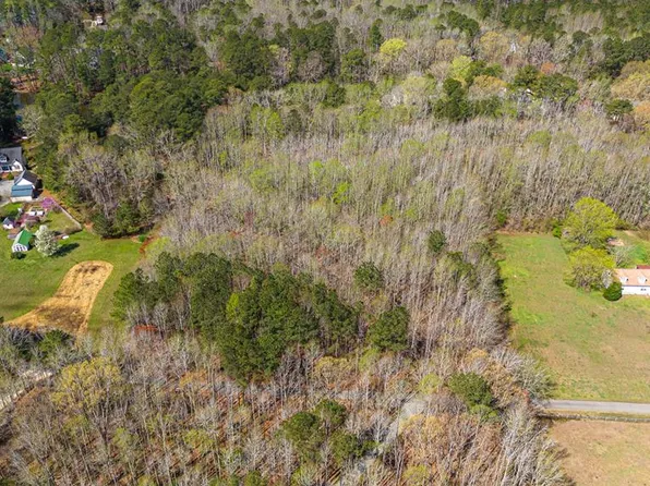 17 Pine Reach Dr, Kilmarnock, VA 22482