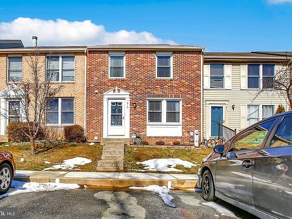 2nd image of 819 Dora Pl