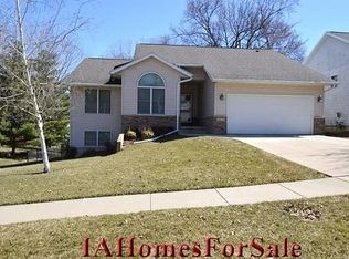 1817 Greentree Ct NW, Cedar Rapids, IA 52405