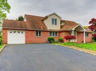3 Center Dr, Roslyn, NY 11576