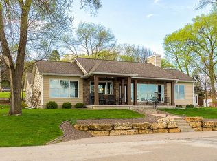 819 Canal Shore Dr SW, Le Claire, IA 52753