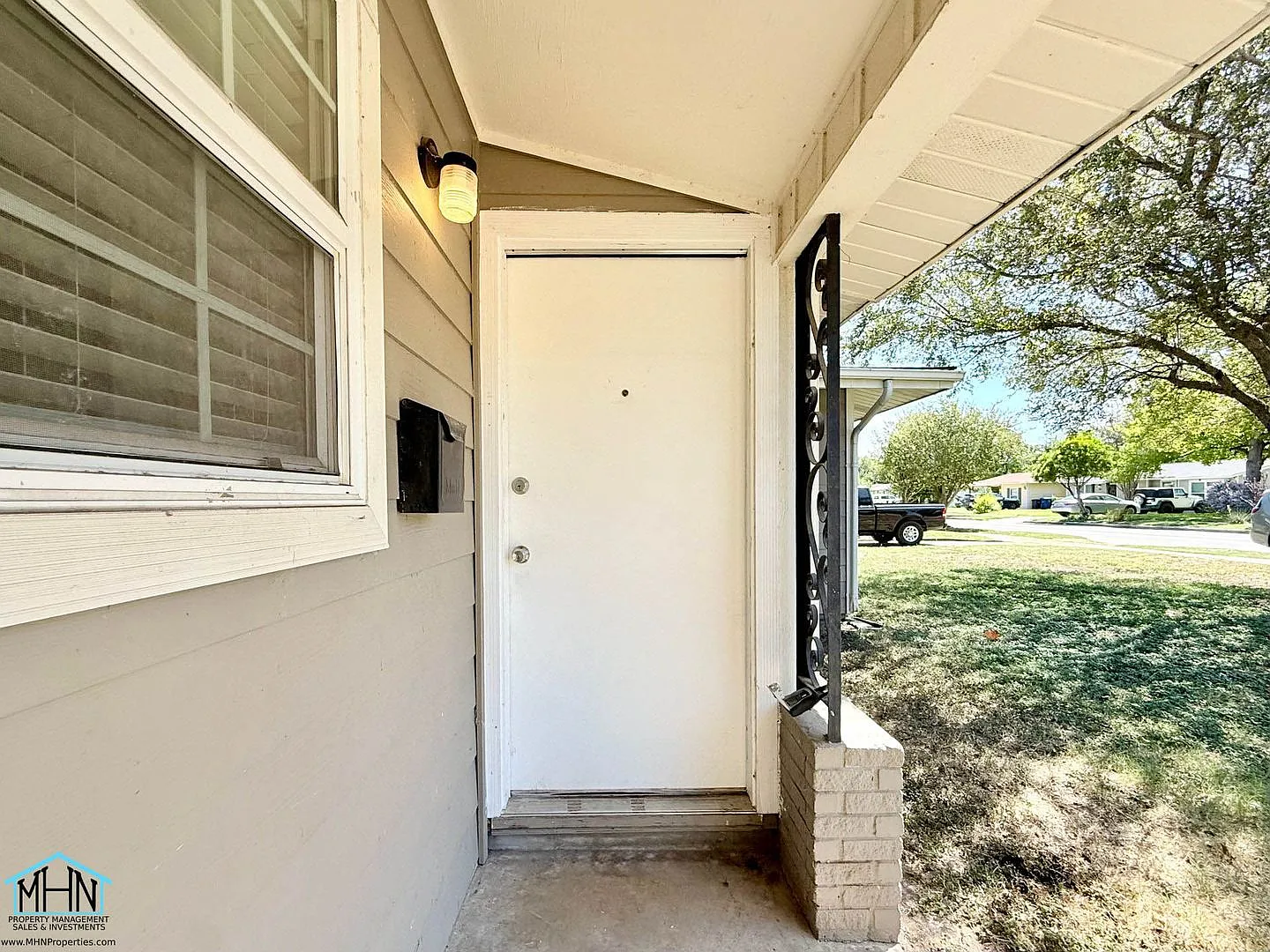Charming 2 bed/1 bath home in Olmos Park, just minutes from downtown! — Photo 2