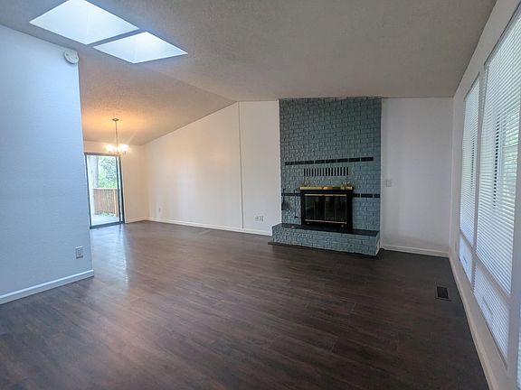 4th image of 930 Hillrise Ct NE