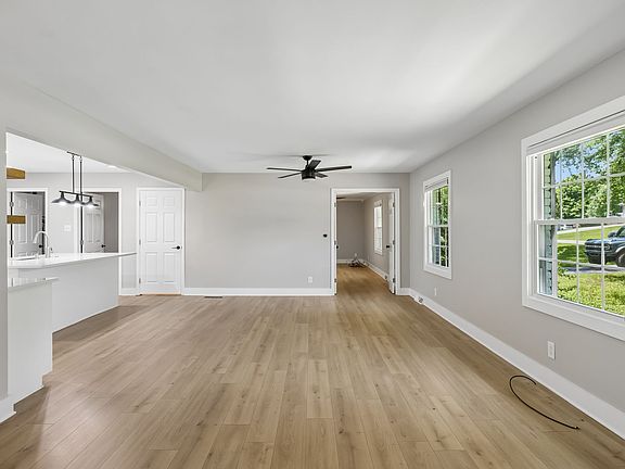 2nd image of 1401 Manor Rd