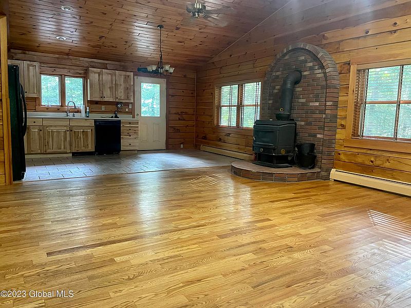 4th image of 258 Hadley Road Road