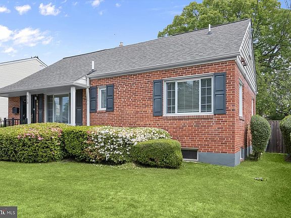 3rd image of 513 Gilmoure Dr