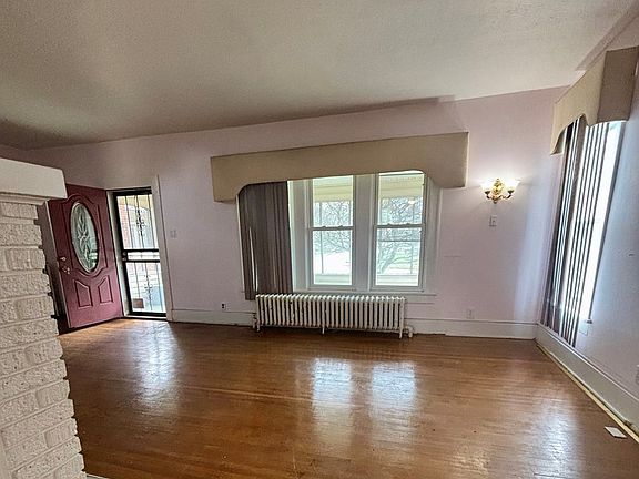4th image of 470 W 4th St
